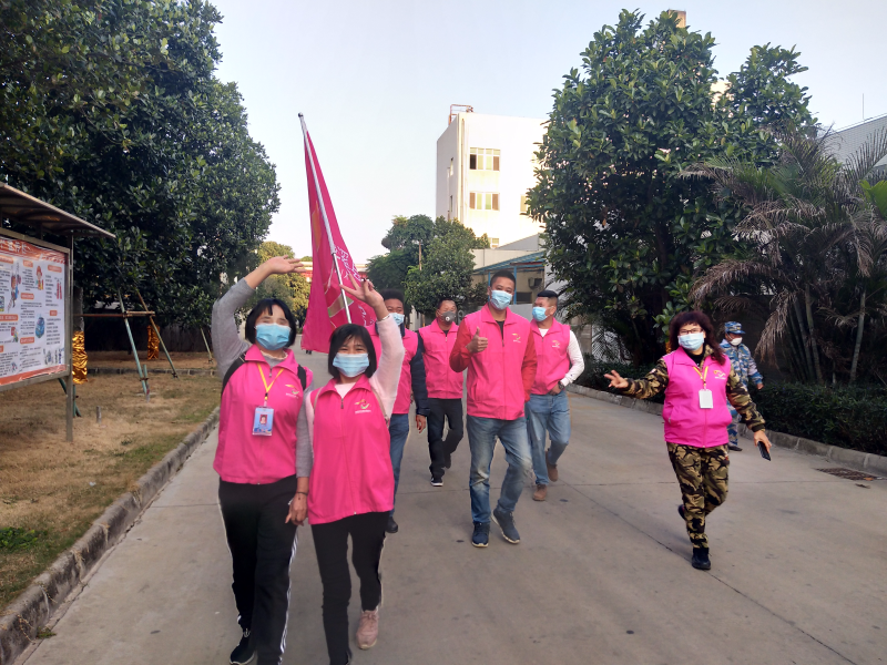 遂溪縣婦聯執委蘇娟帶領志愿者支援全國醫用手套主要生產企業之一的廣東匯通乳膠制品集團有限公司生產一次性手套.jpg