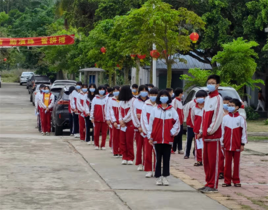 （草潭初中學(xué)生以班級(jí)為單位分批集結(jié)測核酸）.jpg