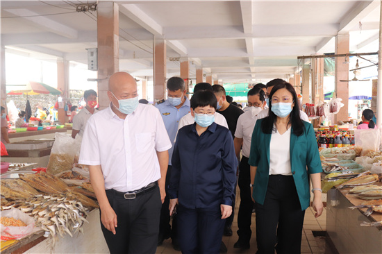 查看洋青農(nóng)貿(mào)市場市場整體經(jīng)營環(huán)境、基礎設施、管理設施等硬件建設情況.jpg