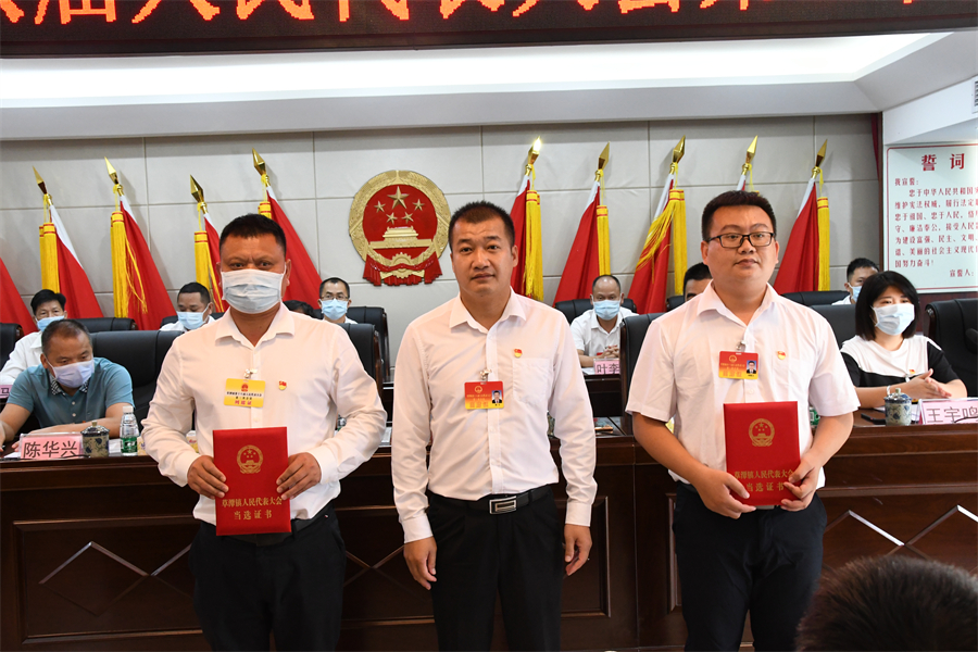 （鎮(zhèn)黨委書記、大會(huì)主席團(tuán)常務(wù)主席林立向新當(dāng)選的副鎮(zhèn)長(zhǎng)何曉文、龐敏娣頒發(fā)證書）.JPG