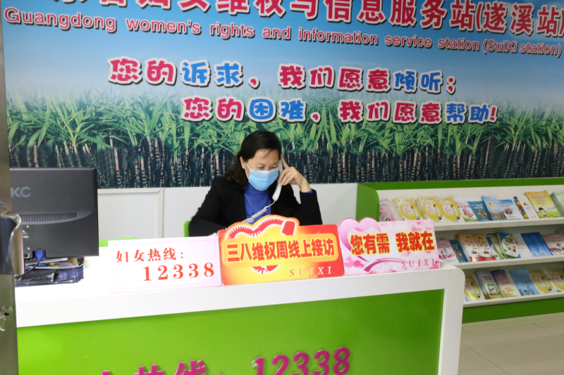 1縣婦聯主席卜小明接聽12338來電.jpg