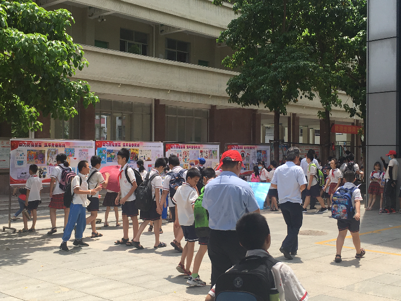 學生觀看禁毒知識展板.jpg