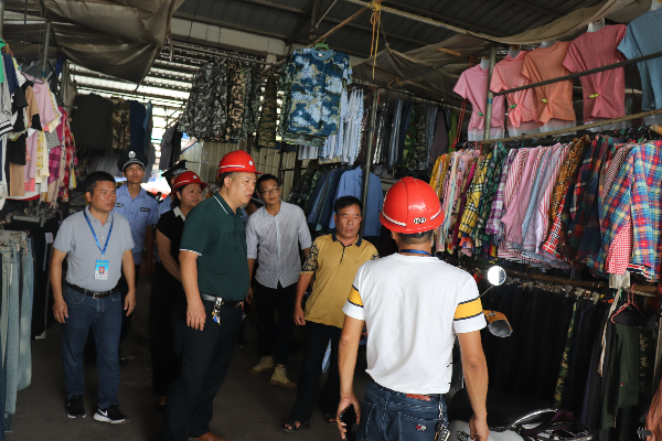 檢查市場內(nèi)部疏散通道是否暢通.JPG
