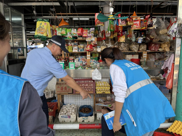 3港門派出所民警向商戶講解反邪知識.png