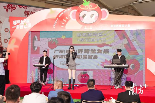 現(xiàn)場(chǎng)樂(lè)隊(duì)演奏，點(diǎn)燃熱烈氛圍。