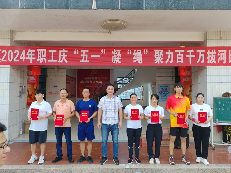 何金文副書記與獲得優秀獎代表合影.jpg