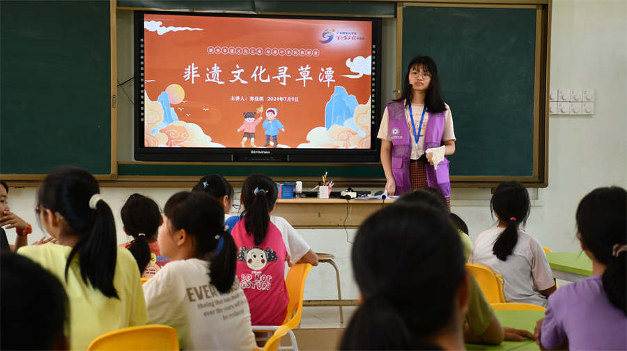 華南師范大學(xué)非遺文化夏令營(yíng)課堂深受小學(xué)生歡迎.JPG
