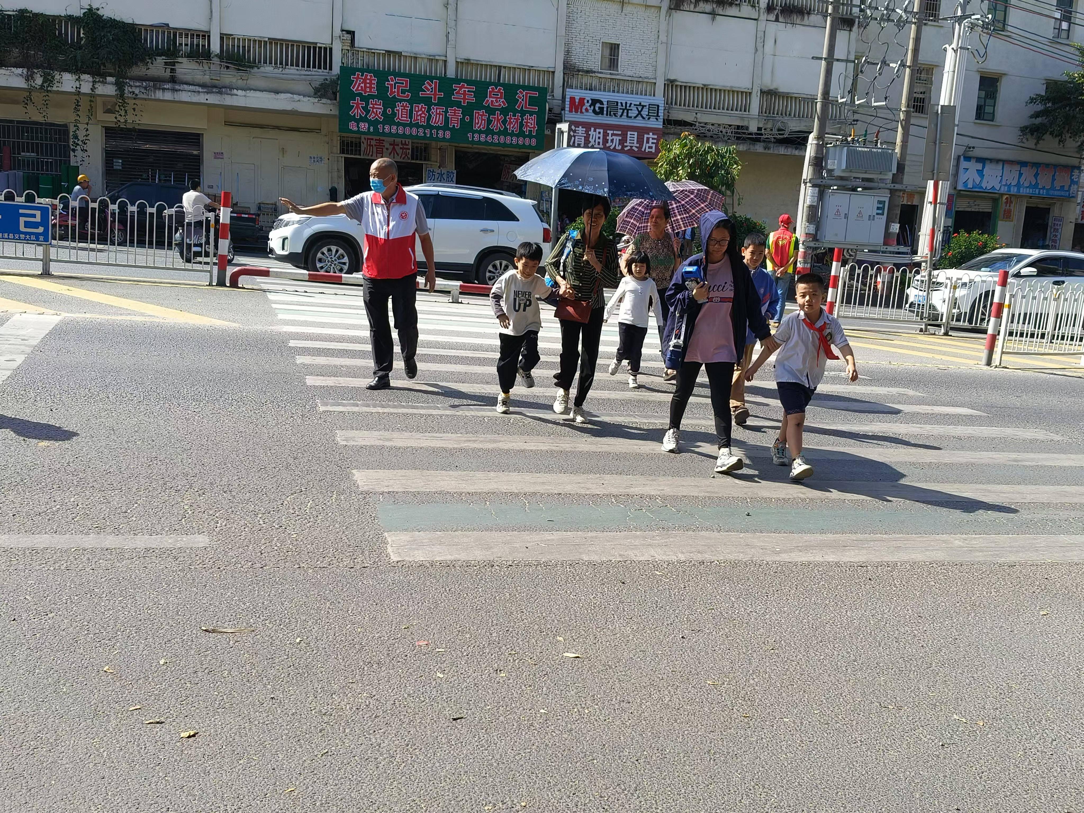志愿者幫助市民安全過馬路.jpg