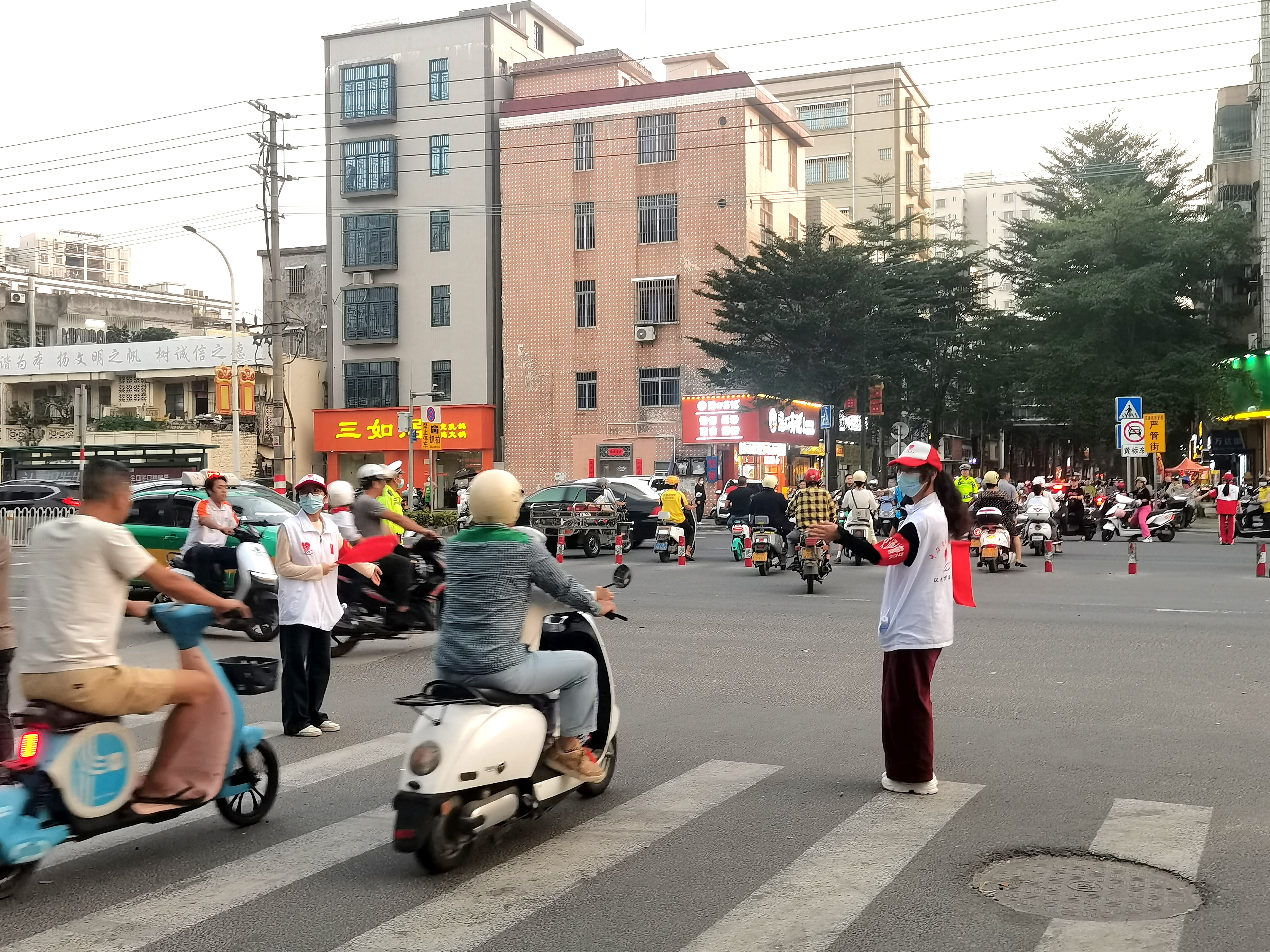 志愿者在中心城區(qū)開展交通疏導(dǎo)勸導(dǎo)活動(dòng).jpg