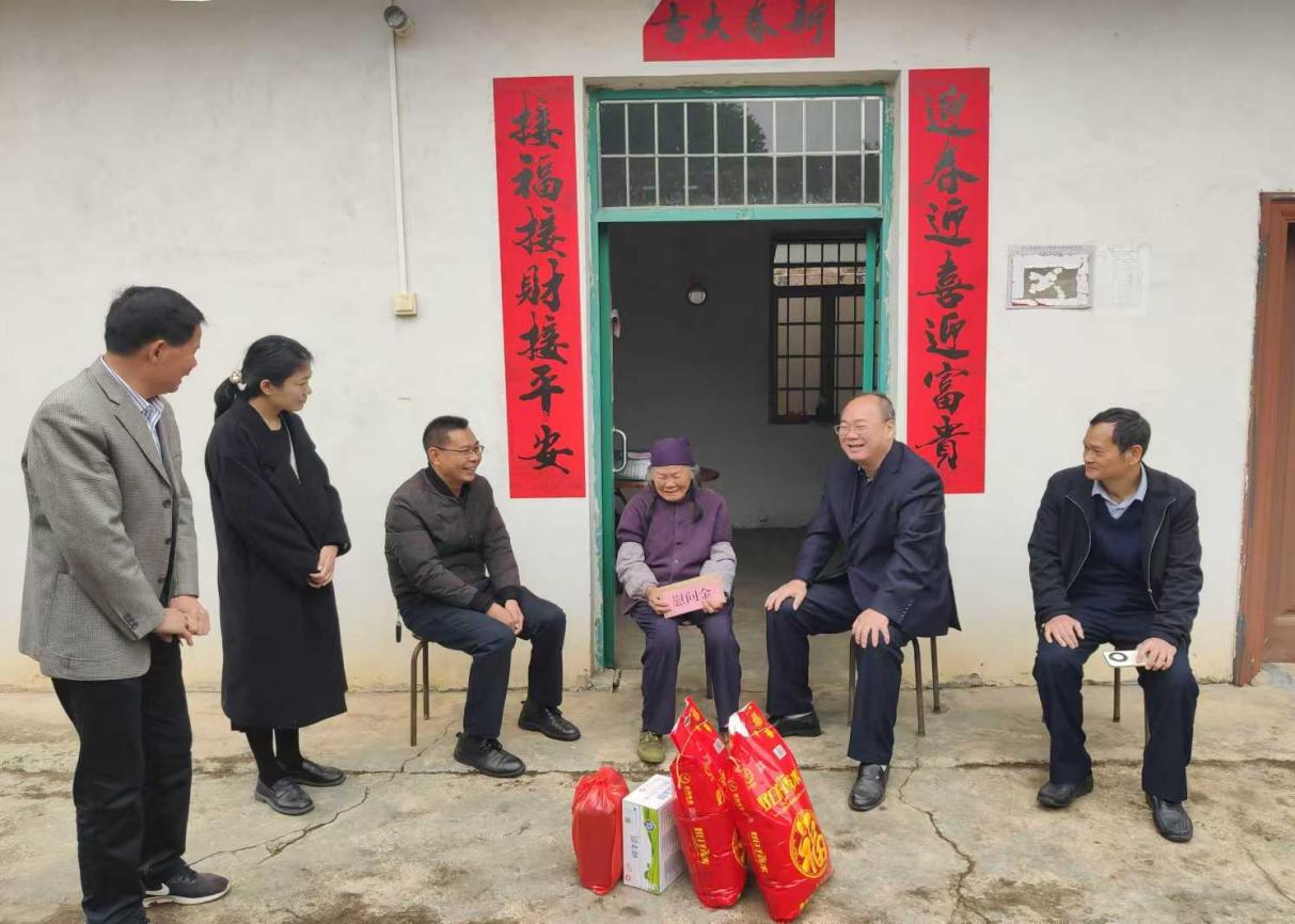 陳輝到洋青鎮(zhèn)開(kāi)展春節(jié)送溫暖慰問(wèn)活動(dòng)