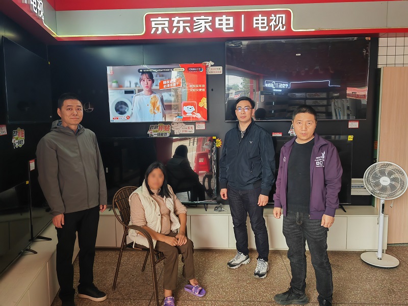圖6：駐鎮工作隊陪同肢體殘疾困難群眾到家電商城選購捐贈電視機.jpg