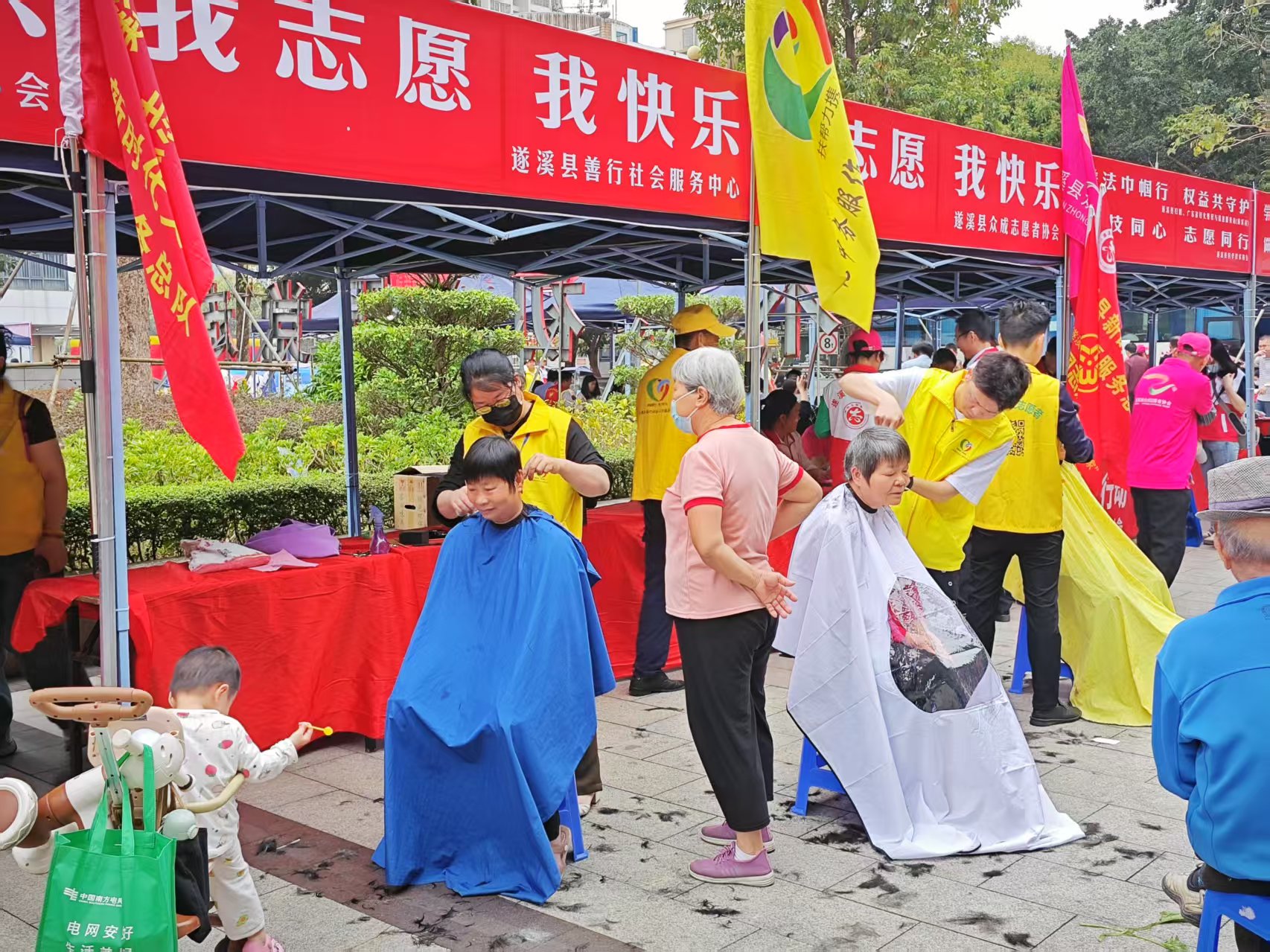 活動現場市民體驗免費理發服務.jpg
