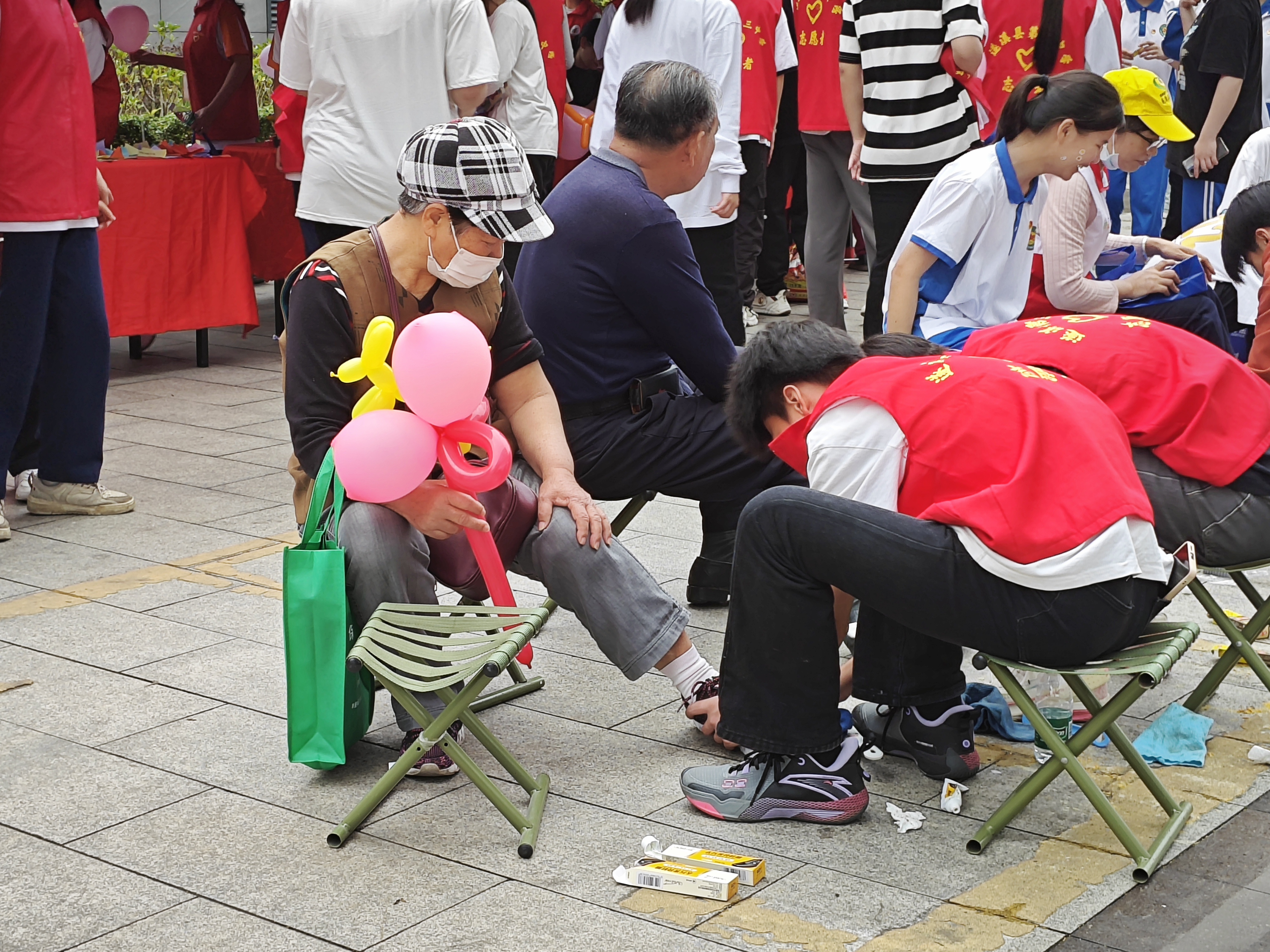 市民在活動現場體驗免費擦鞋服務.jpg
