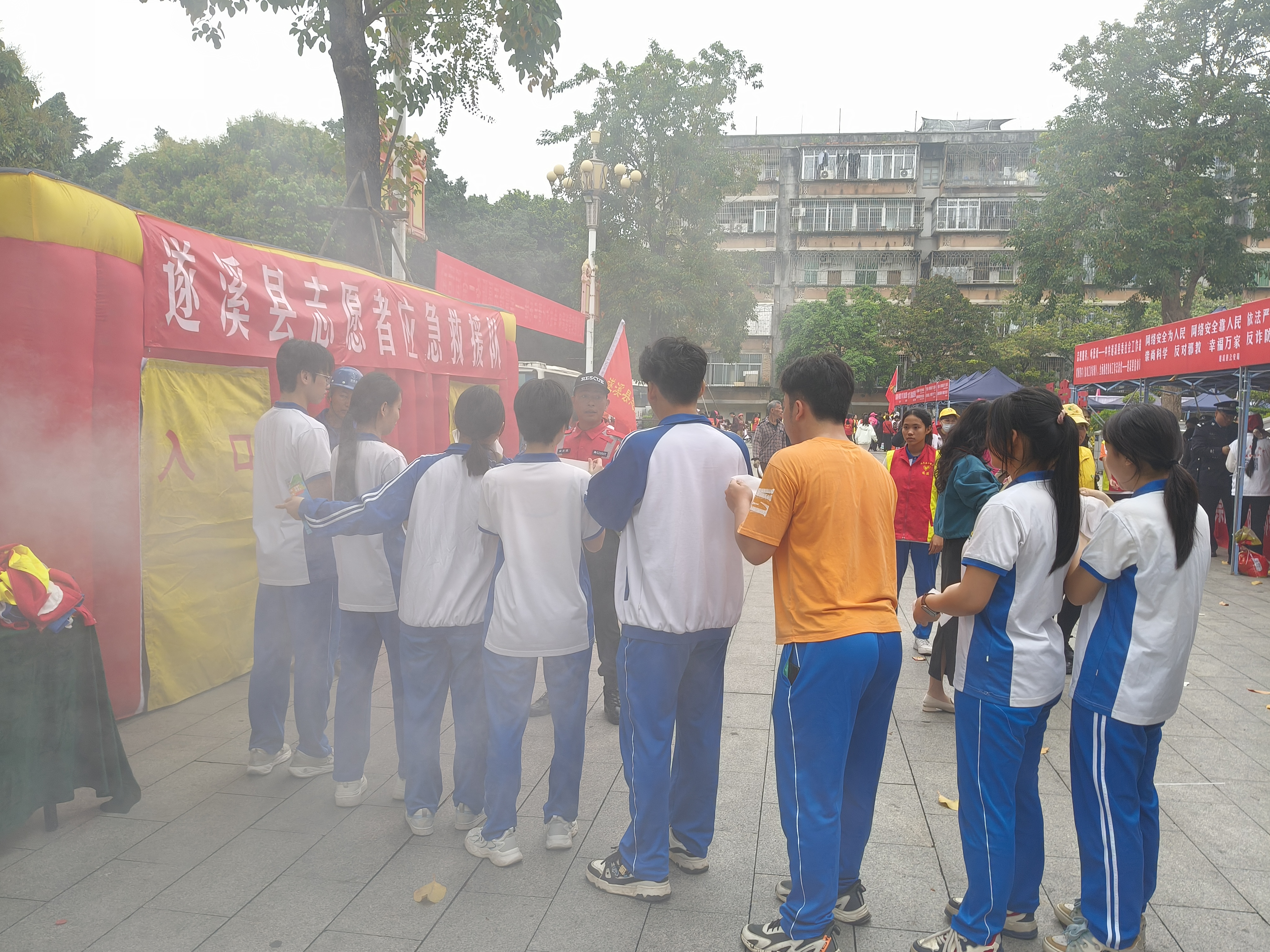 學生在活動現場體驗火災逃生.jpg
