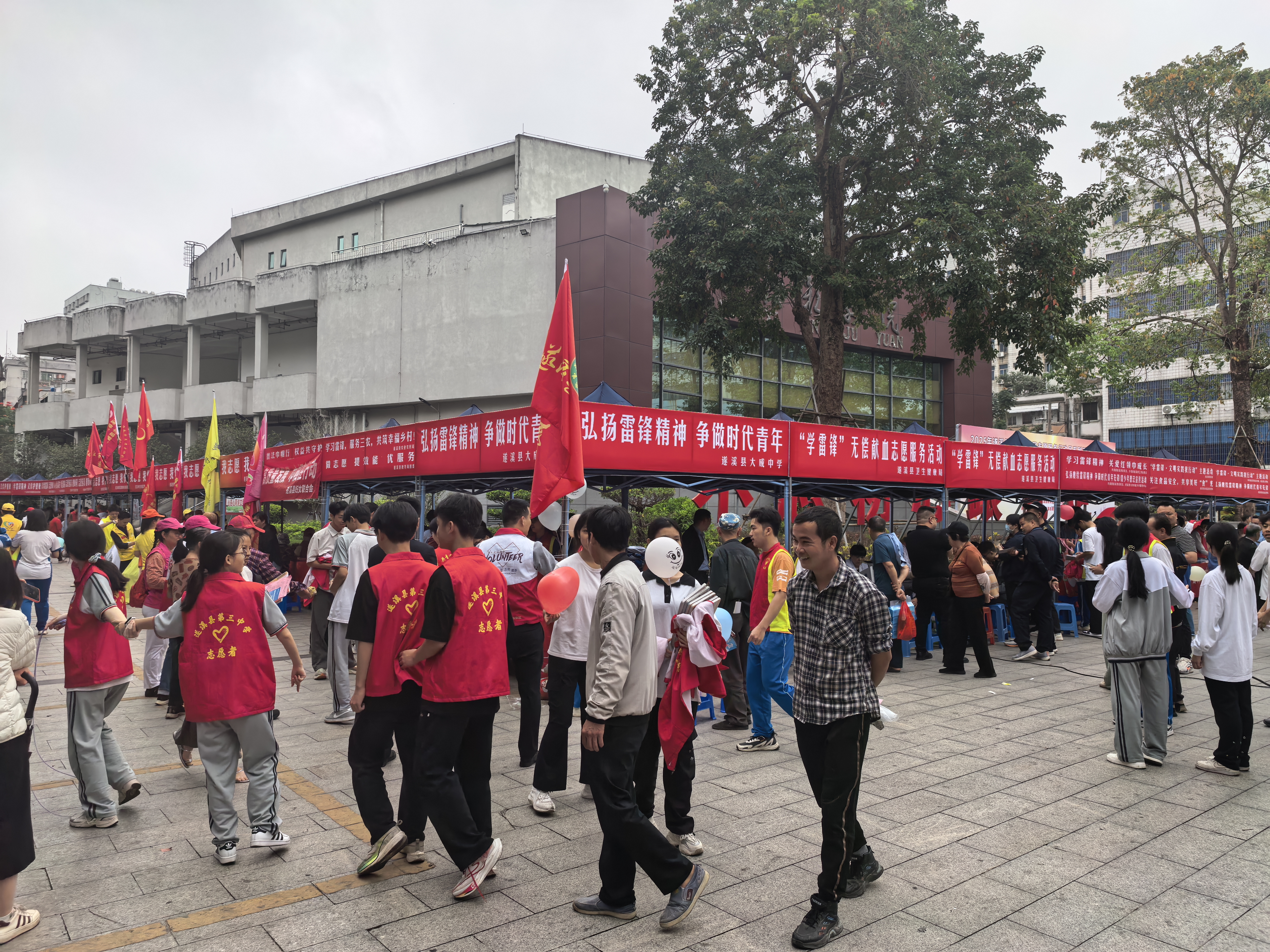 志愿服務一條街活動現場.jpg