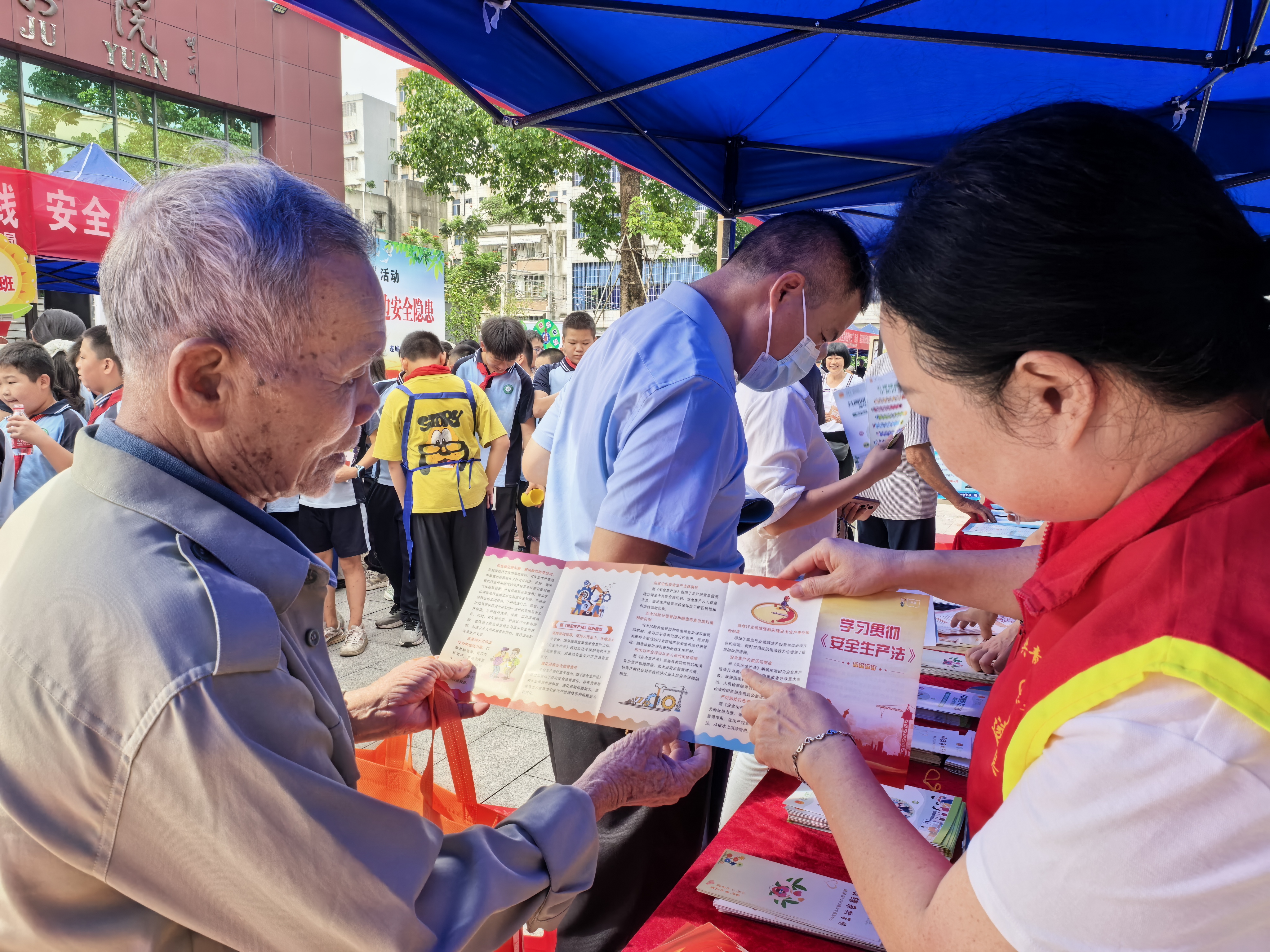 團縣委開展“安全宣傳咨詢日”活動