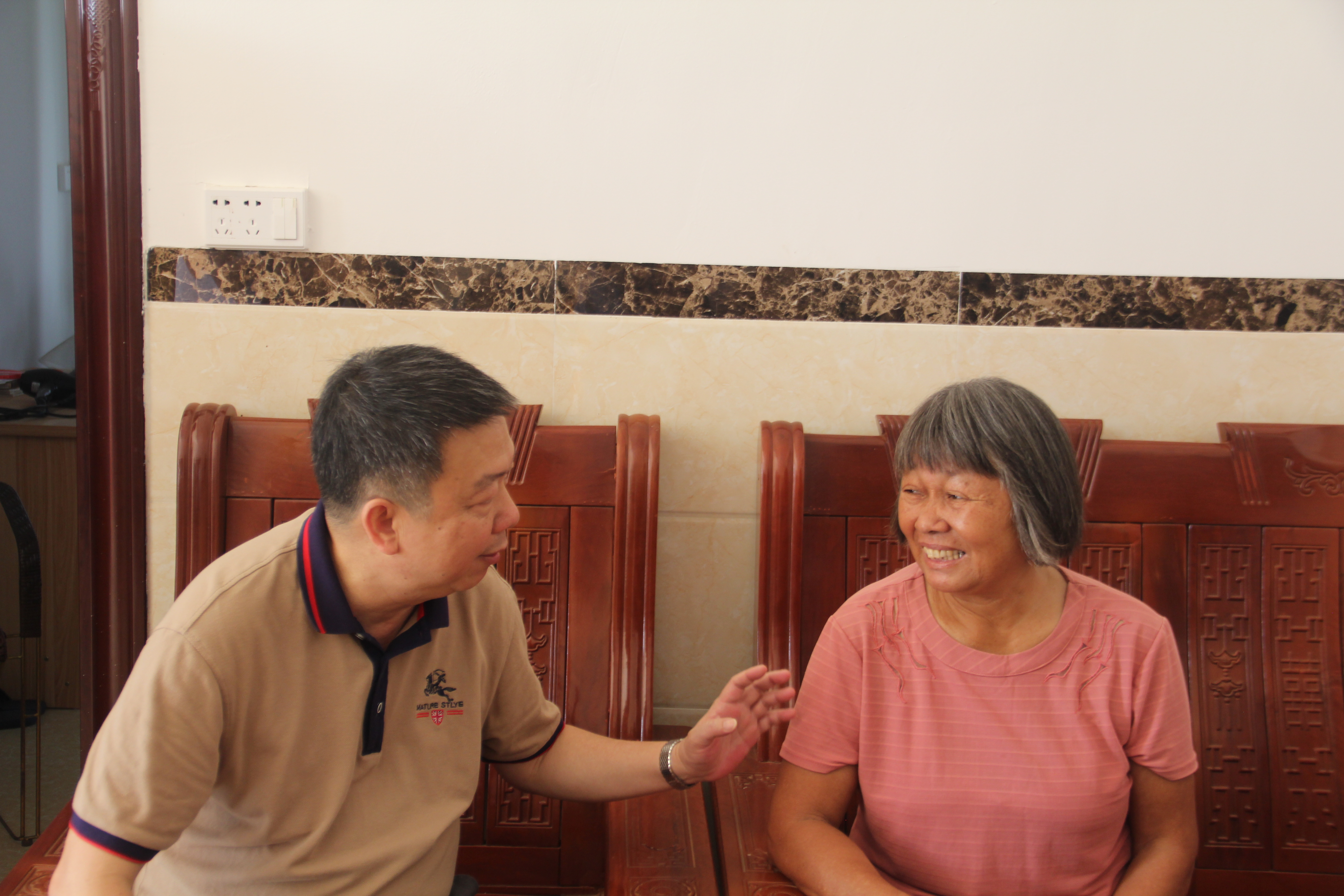 卓志強廳長和貧困戶親切交流.JPG