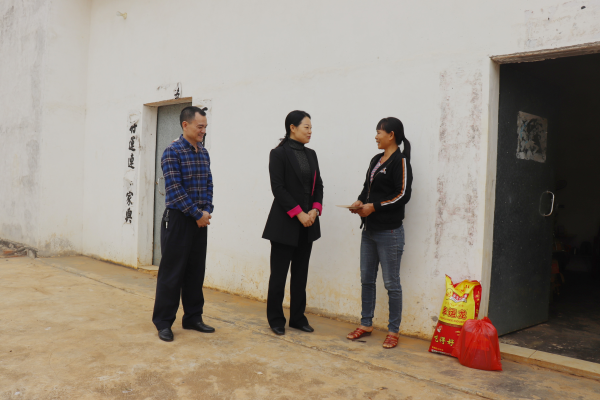慰問(wèn)組一行看望慰問(wèn)西洋村全倒戶陳華平.jpg