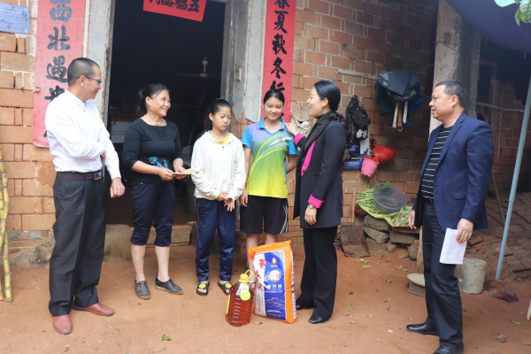 慰問(wèn)組一行看望慰問(wèn)白水塘村單親母親韋桂榮.JPG